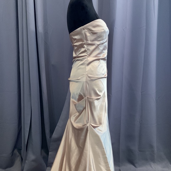 GLAMOROUS STUNNING gold gown w/train NIKI LIVAS size 8.Worn once; dry cleaned. - Picture 4 of 8